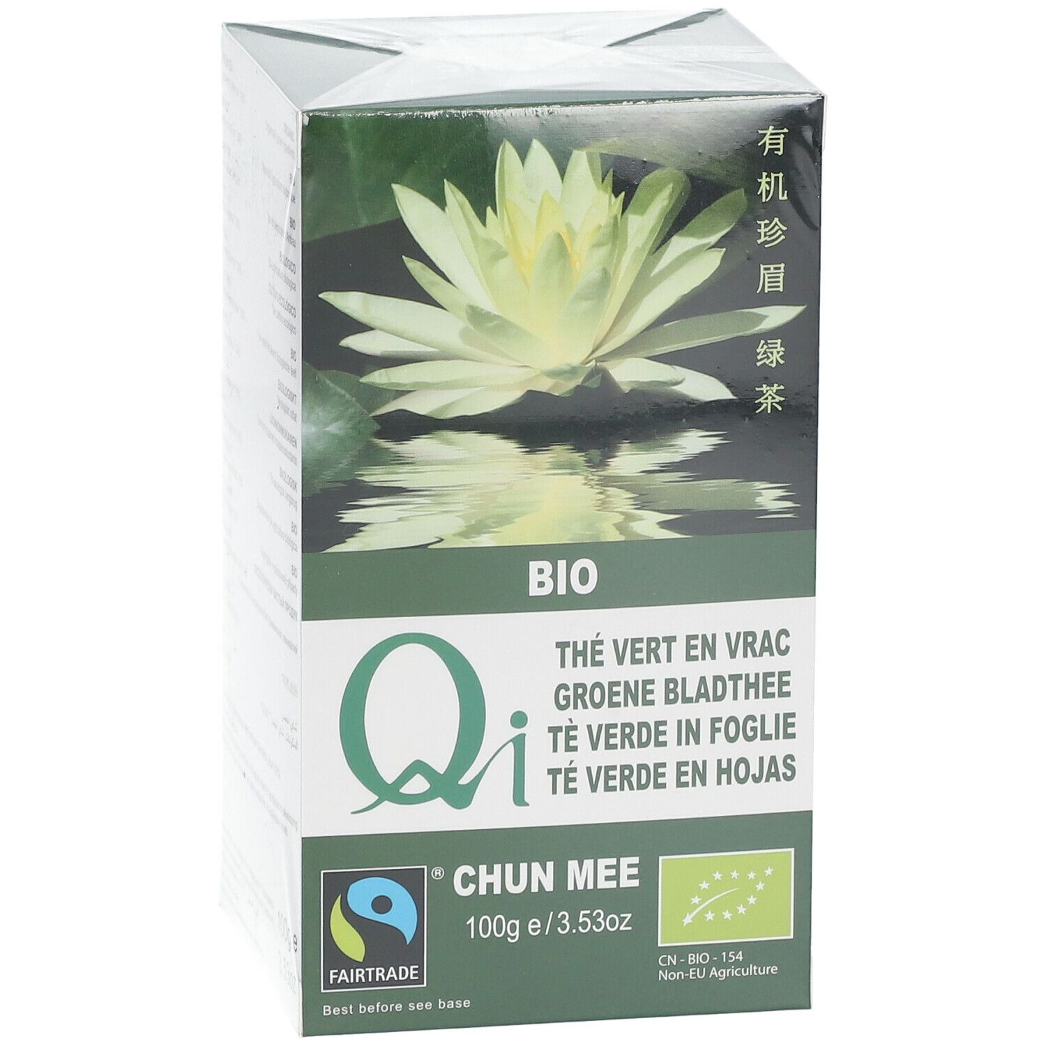 Verpakking groene thee Qi Chun Mee. Opschrift: Bio, Fairtrade. Afbeelding van een waterlelie.