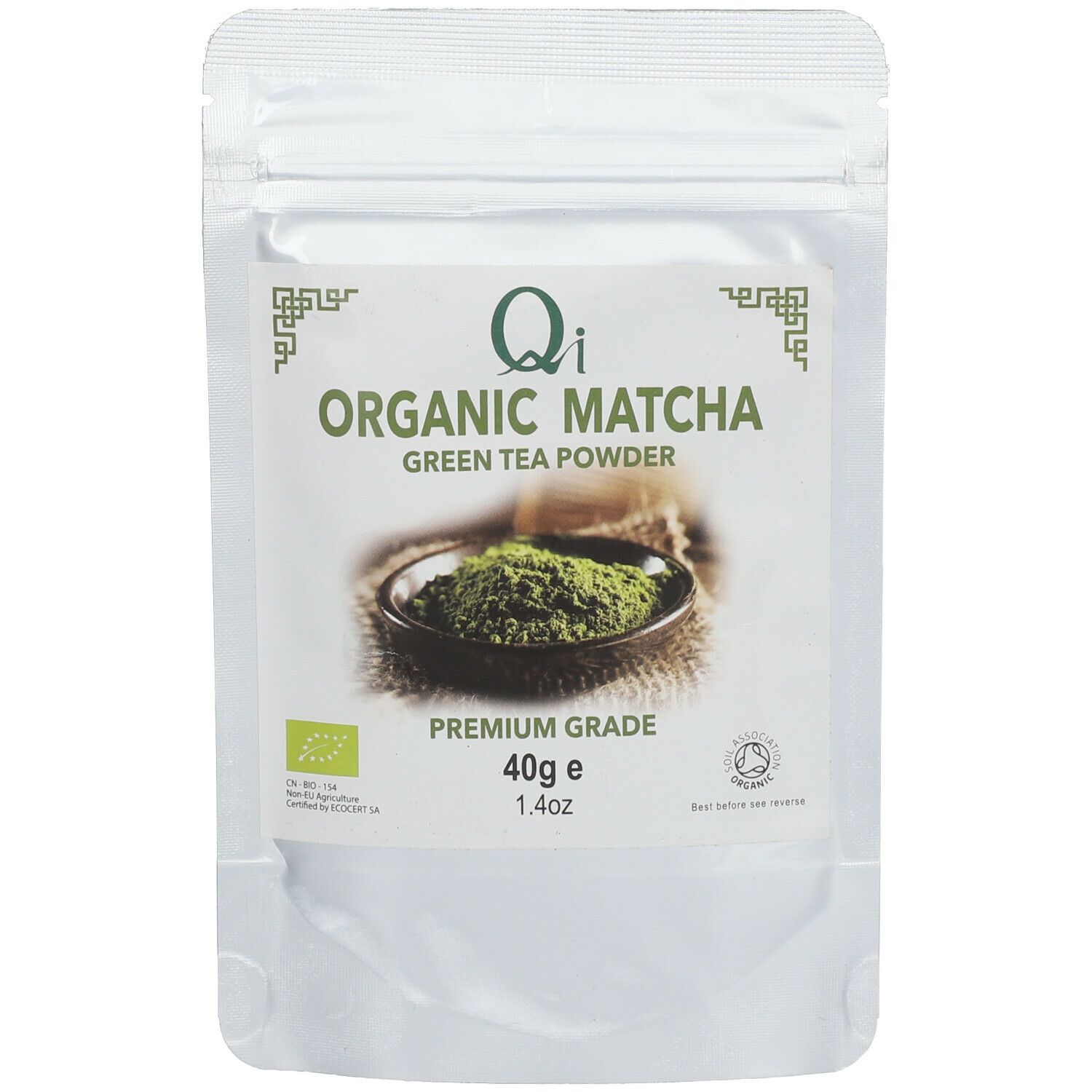 Sachet blanc Qi Organic Matcha. Poudre de thé vert dans un bol. Label bio. 40g.