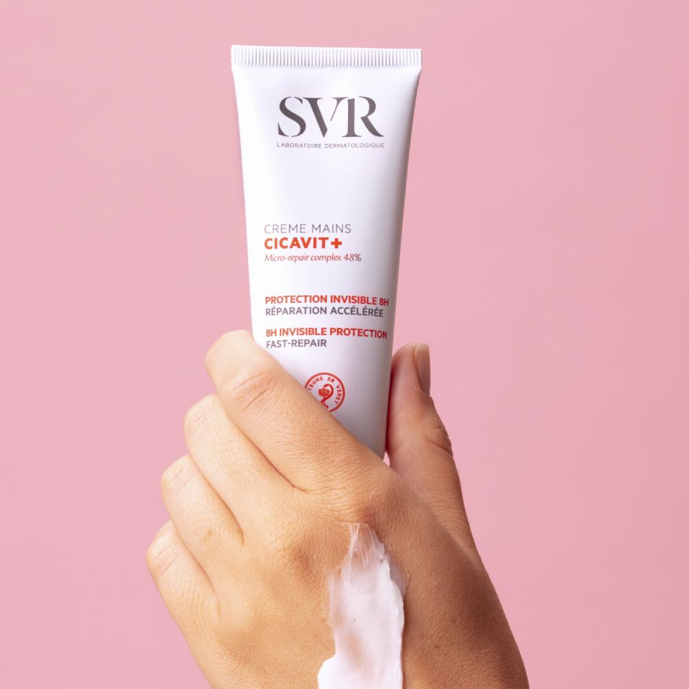 Hand met aangebrachte SVR CICAVIT+ handcrème. Crème is zichtbaar.