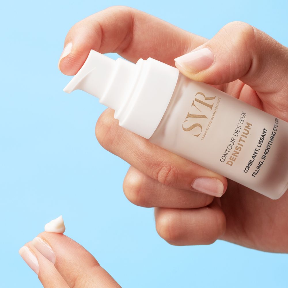 Hand met product. Product wordt op de hand aangebracht. SVR Densitium oogcontour.