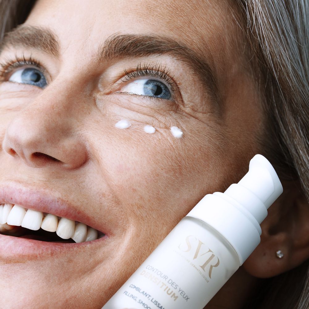 Vrouw met product. Product wordt op de huid aangebracht. SVR Densitium oogcontour.