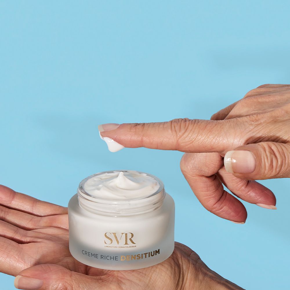 Crèmepot met witte deksel. Op de pot staat "SVR" en "Crème Riche DENSITIUM".