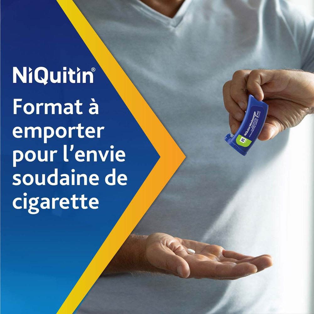 Homme tenant une plaquette NiQuitin Minilozenge 2 mg. Prend un comprimé. Inscription: 2 mg Nicotine.