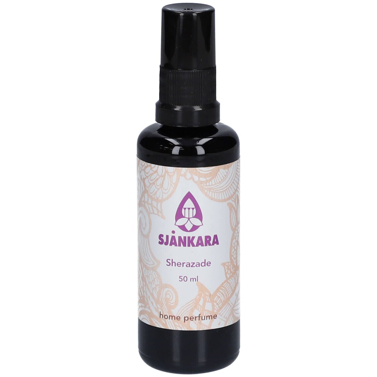 Zwarte spuitfles met wit etiket. Opschrift: SJANKARA, Sherazade, 50 ml, home perfume. Zwarte spuitkop.