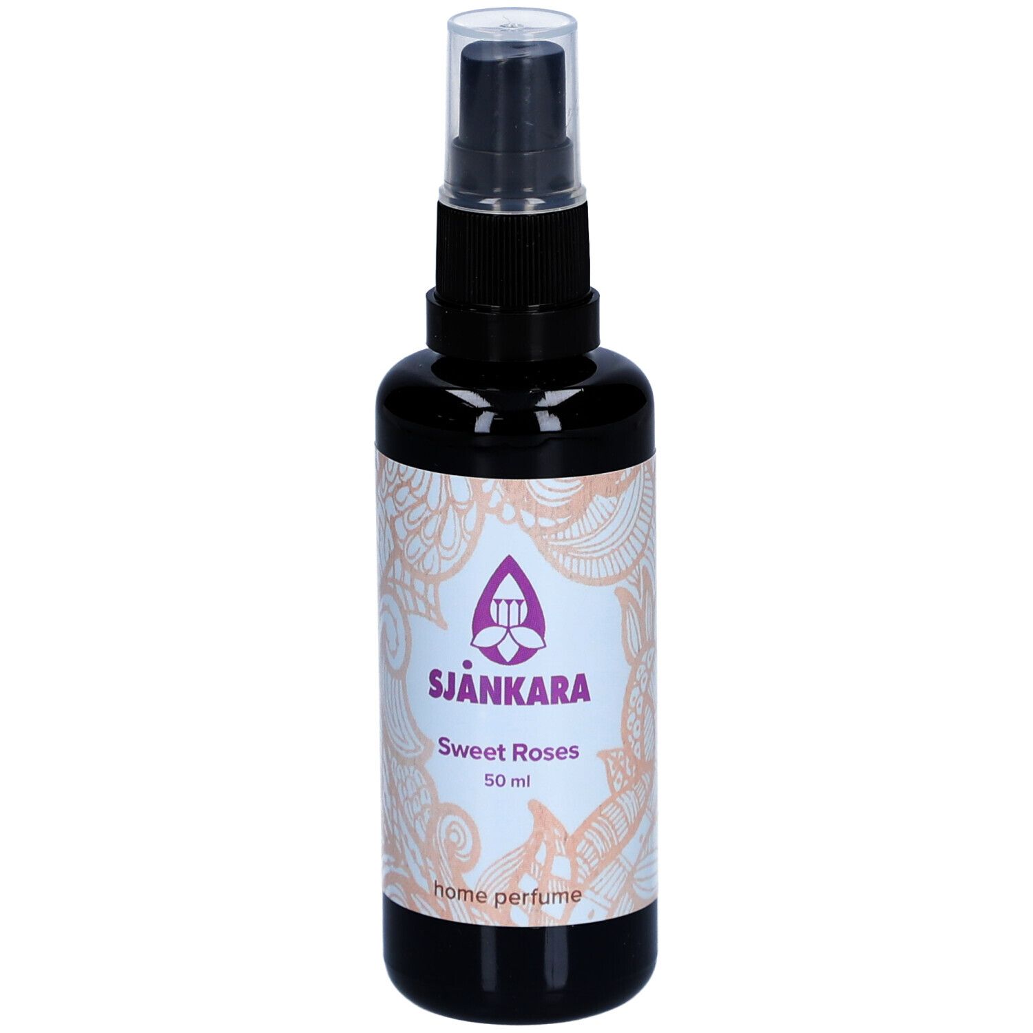 Zwarte spuitfles met wit etiket. Opschrift: Sjankara Sweet Roses, 50 ml, Home Perfume.