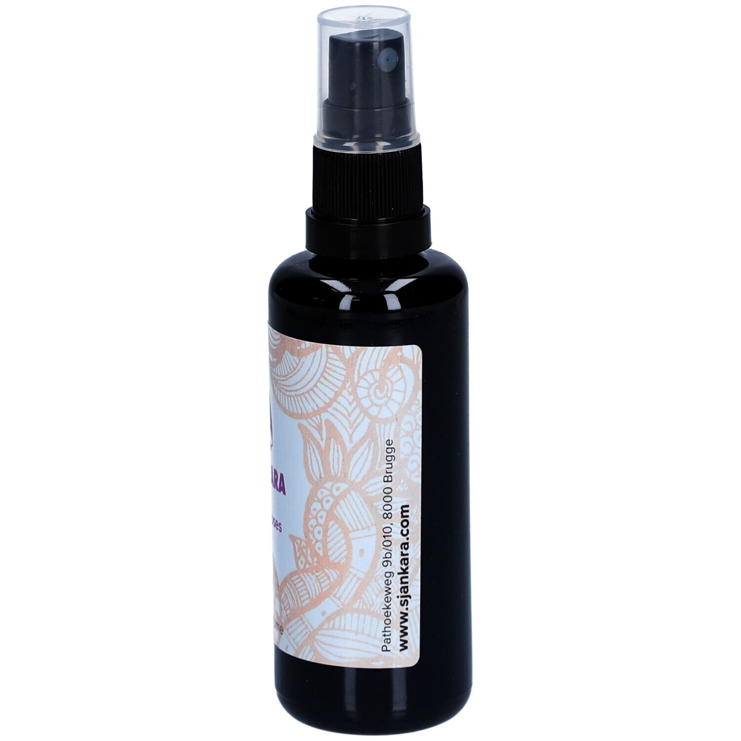 Zwarte spuitfles met wit etiket. Tekst: Sjankara, Sweet Roses, 50 ml, Home Perfume. Adres.