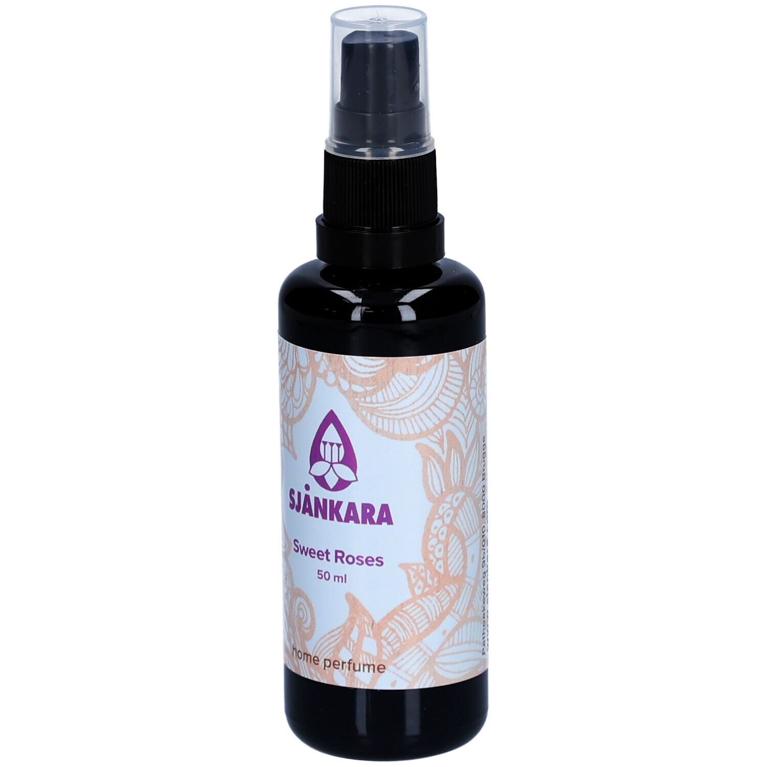 Zwarte spuitfles met wit etiket. Opschrift: Sjankara Sweet Roses, 50 ml, Home Perfume.