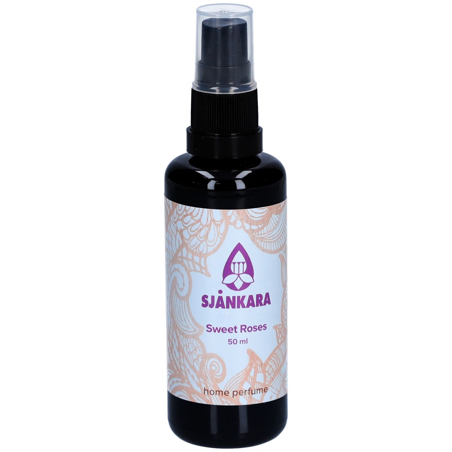 Zwarte spuitfles met wit etiket. Opschrift: Sjankara Sweet Roses, 50 ml, Home Perfume.
