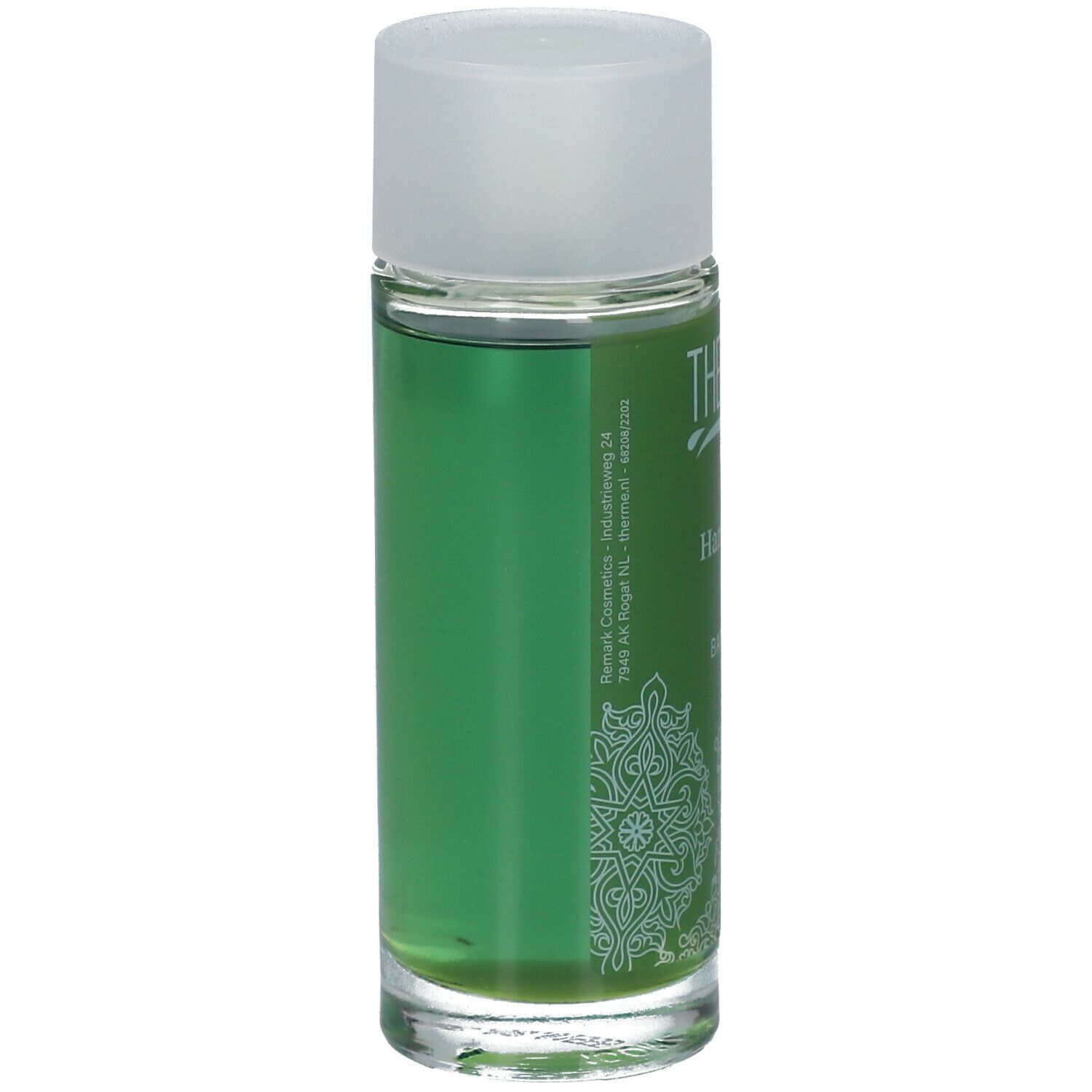 Groene vloeistof in cilindrische glazen fles met witte dop. Opschrift: THERME, Hammam Bath Oil. Decoratief patroon.