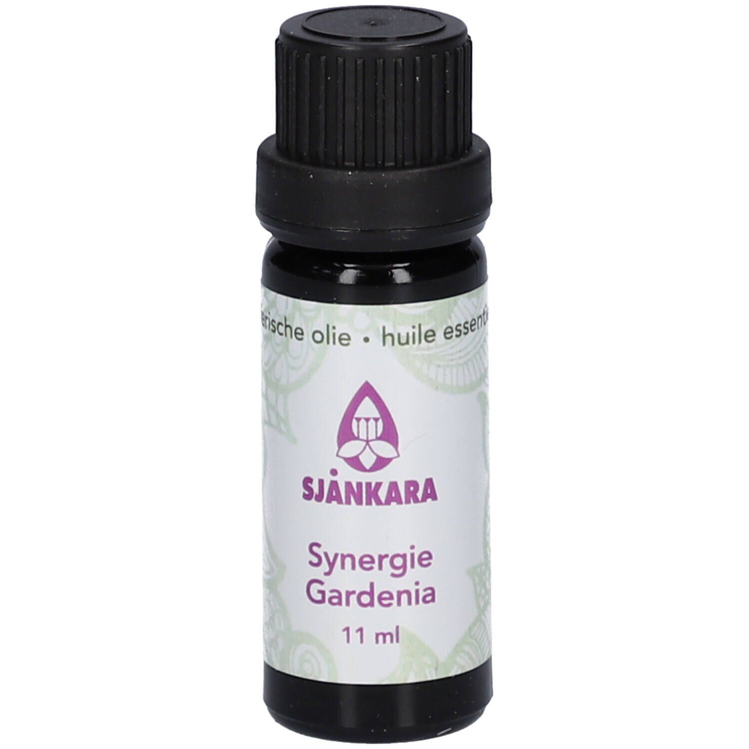 SJANKARA Synergie Gardenia. Bruine glazen fles met zwarte dop. Etiket met productnaam en logo.
