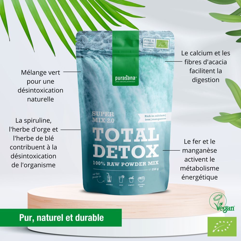 Sachet Purasana Total Detox Bio Mix 2.0, avec texte et illustrations. Sur un socle avec des feuilles. Label Vegan.