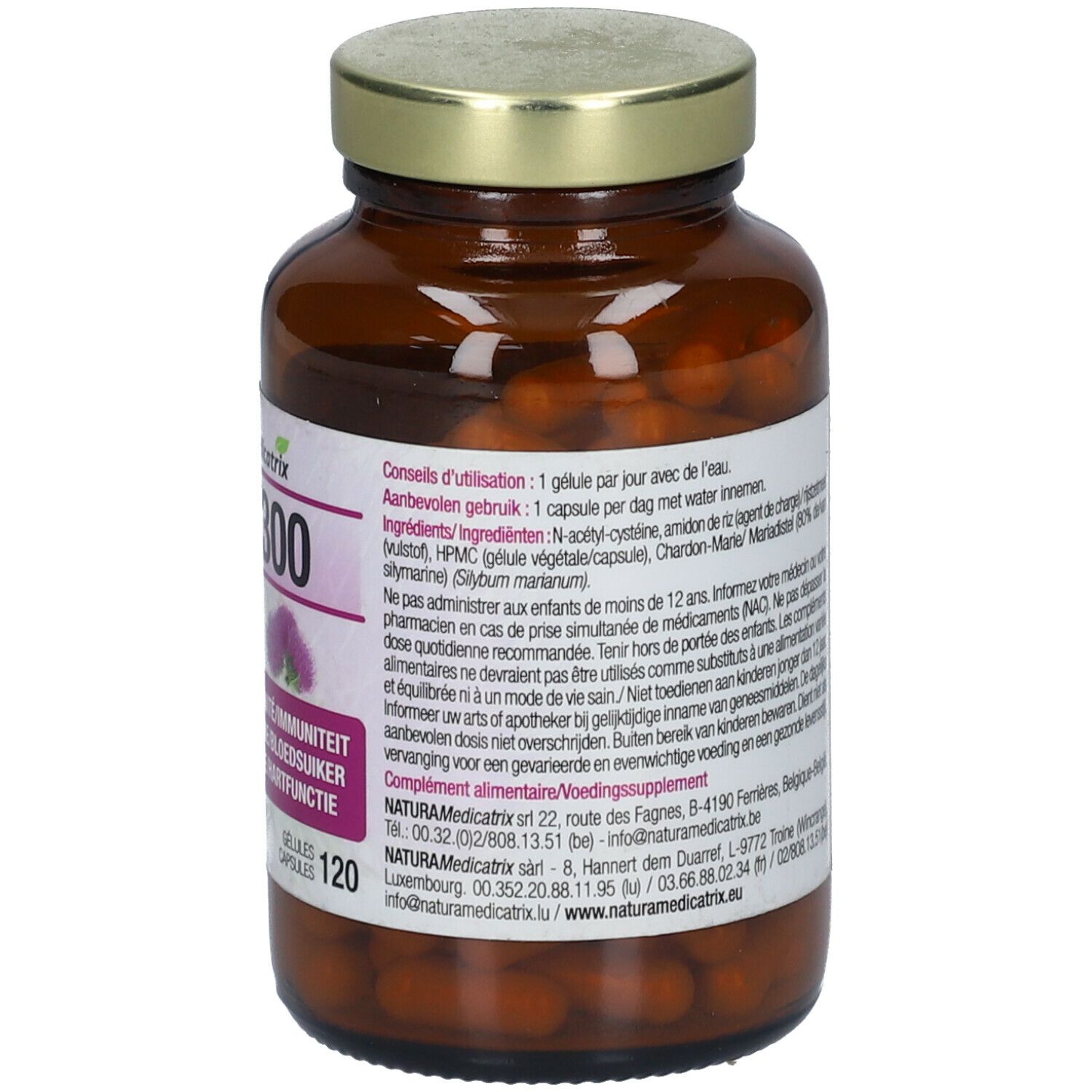Achterkant van de bruine glazen fles. Etiket met productinformatie, ingrediënten en voedingswaarden. Vegan keurmerk.