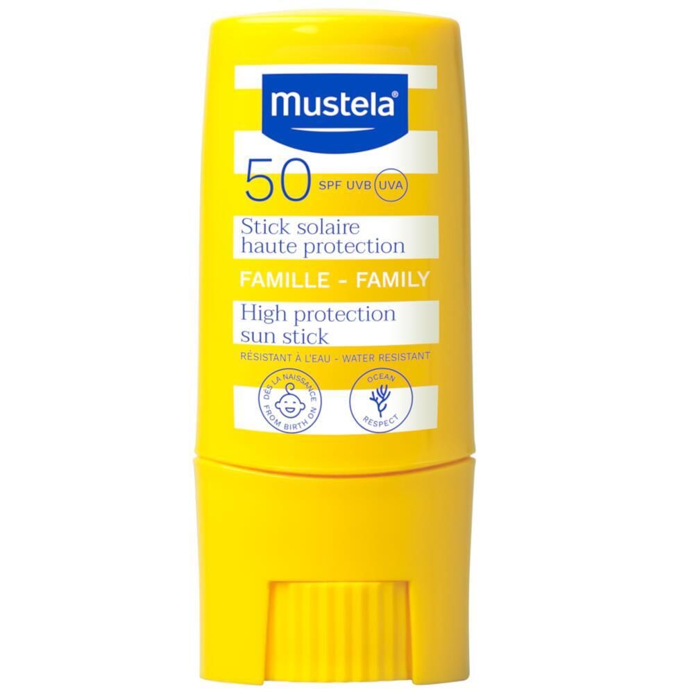 Stick solaire jaune avec bouchon bleu. Inscriptions: Mustela, 50 SPF, Stick solaire, FAMILLE. Résistant à l'eau.