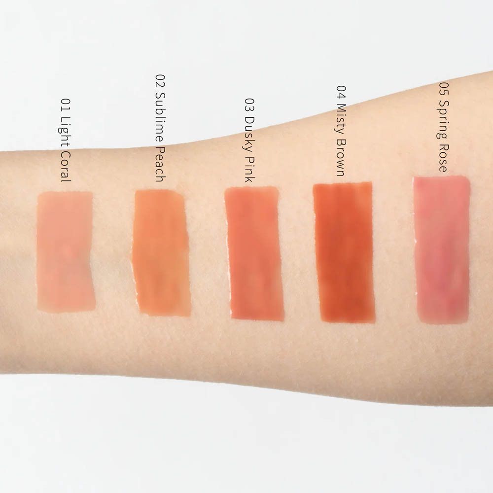 Arm met 5 lipgloss kleuren. Van links: Light Coral, Sublime Peach, Dusky Pink, Misty Brown, Spring Rose.