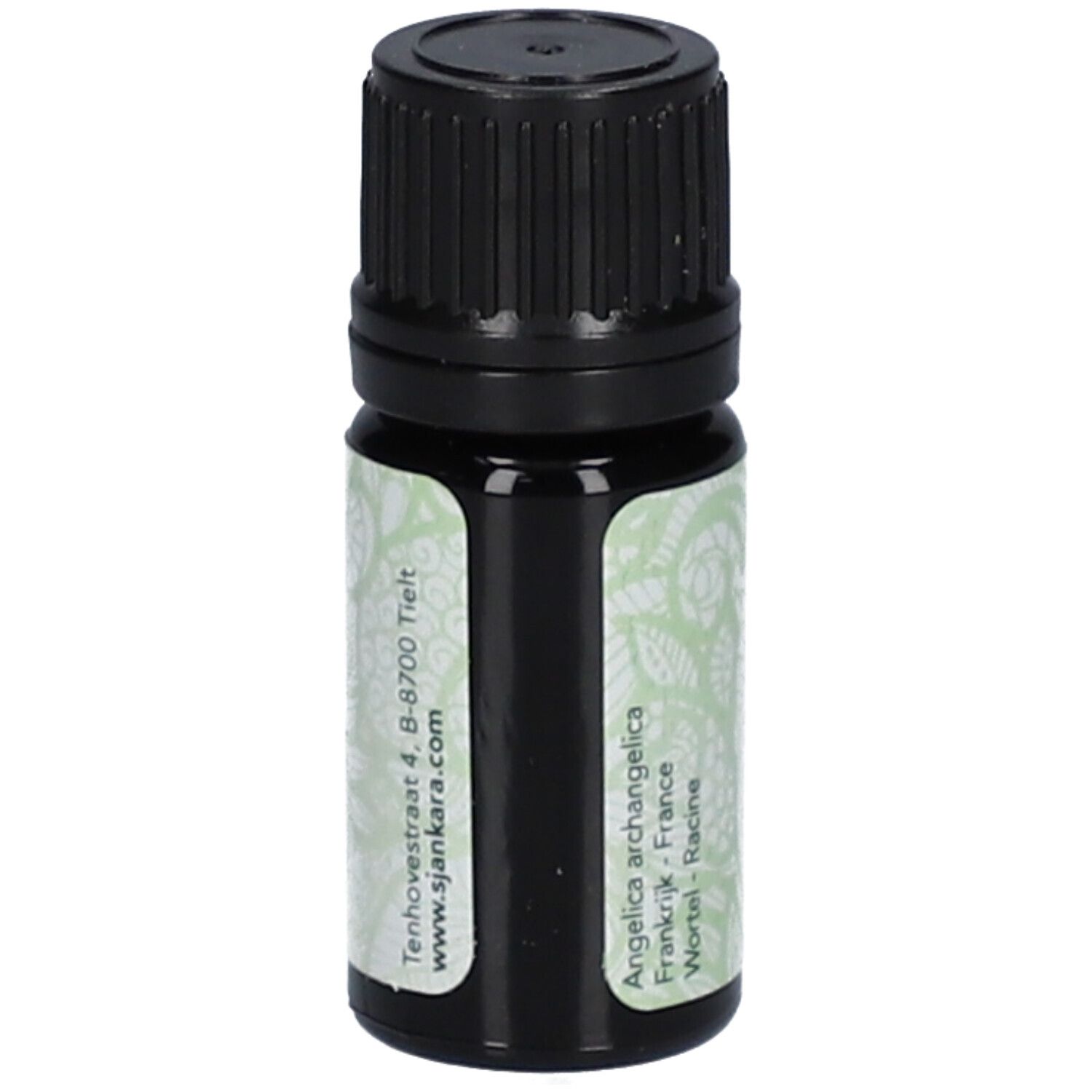 Bruine glazen fles met zwarte dop. Etiket met adres en website. Productnaam niet zichtbaar.