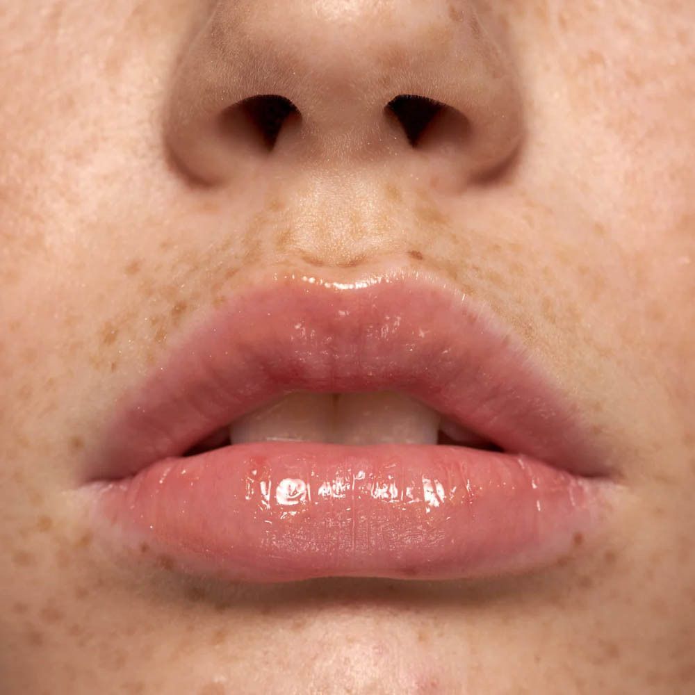 Close-up van lippen met lipgloss.