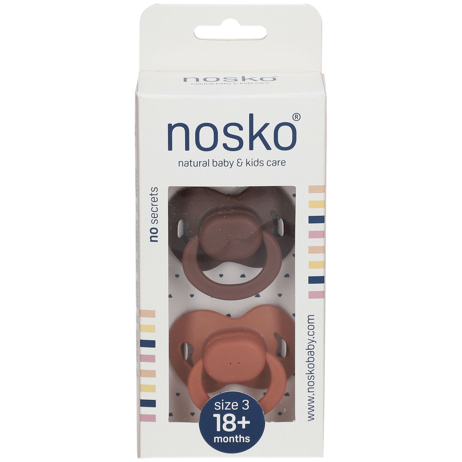 Verpakking met twee fopspenen. Bruine fopspenen, maat 3, 18+ maanden. Merk: nosko®.