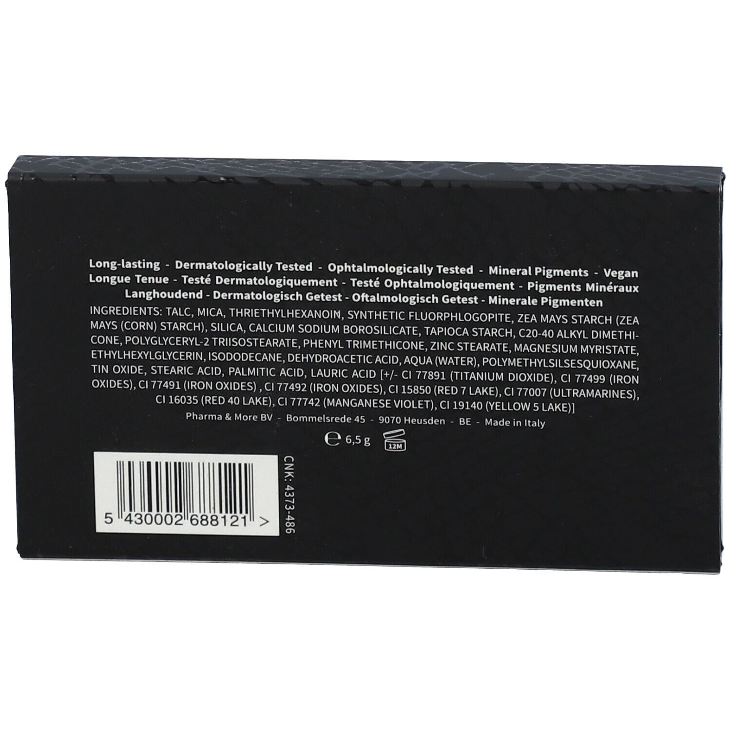 Rückseite der Verpackung mit Text. Inhaltsstoffe, Angaben zu Haltbarkeit, dermatologischem Test, Mineralpigmenten und Vegan.