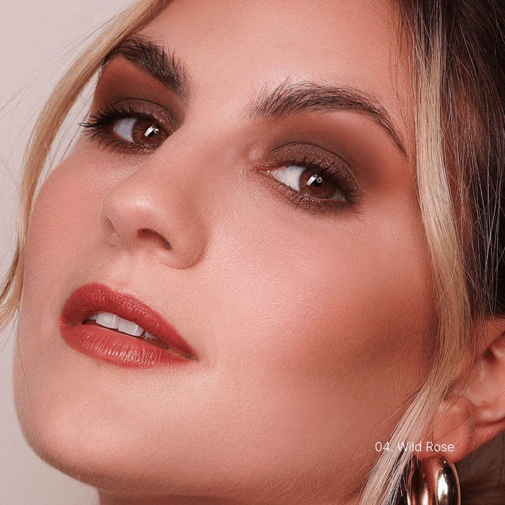 Vrouw met lipstick Wild Rose. Opschrift: 04 Wild Rose.