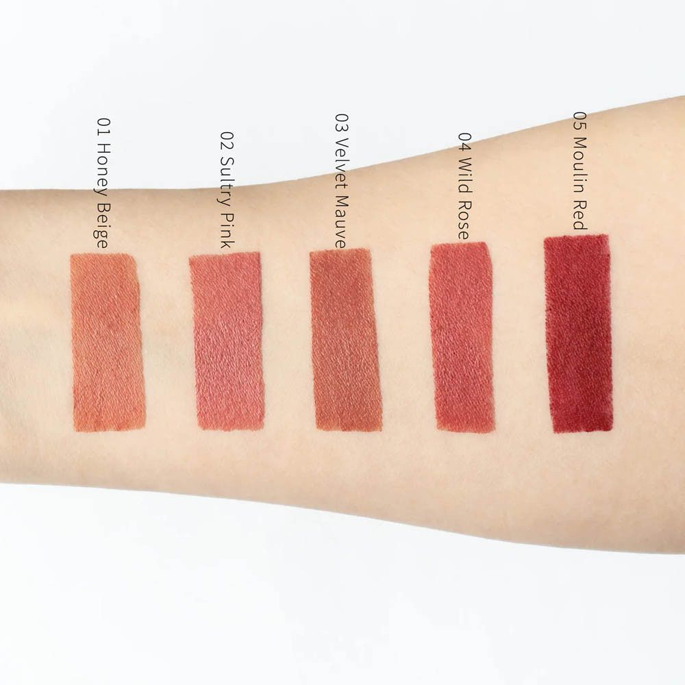 Arm met lippenstiftkleuren. 5 kleuren, waaronder Moulin Red.