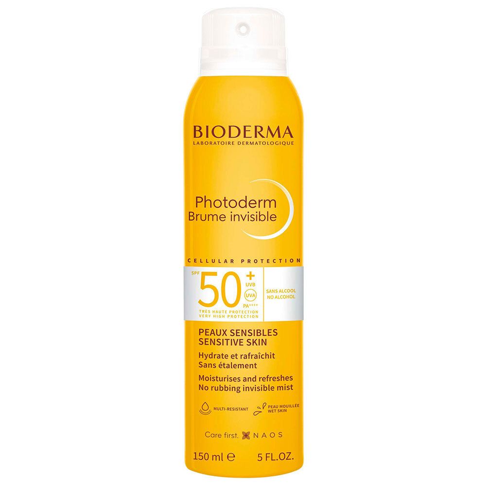 Gele sprayfles met witte dop. Opschrift: BIODERMA, Photoderm Brume invisible, SPF 50+. Voor gevoelige huid.