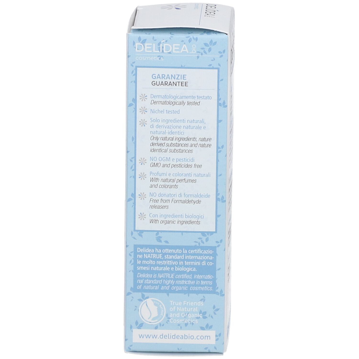 Seite der Handcreme-Schachtel. Garantie, Zertifizierungen, Bio-Siegel. Text in mehreren Sprachen.