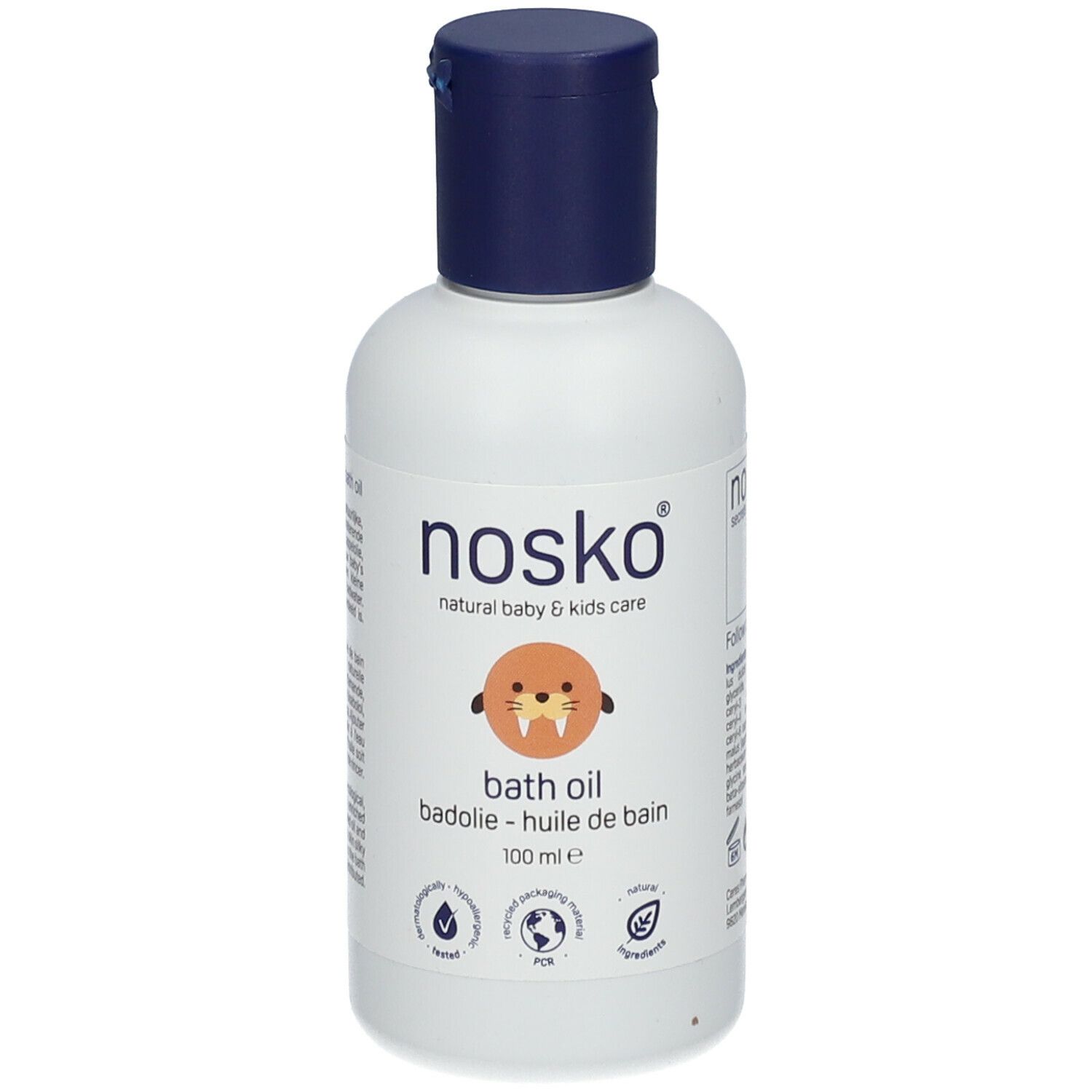Witte fles met blauwe dop. Opschrift: nosko, badolie, 100 ml. Logo zeehond. Keurmerken: vegan, dermatologisch getest.