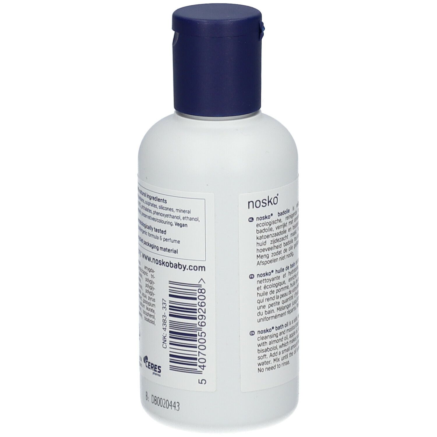 Achterkant van de witte fles met blauwe dop. Meertalige tekst. Opschrift: nosko, badolie. Tekst over ingrediënten en gebruik.