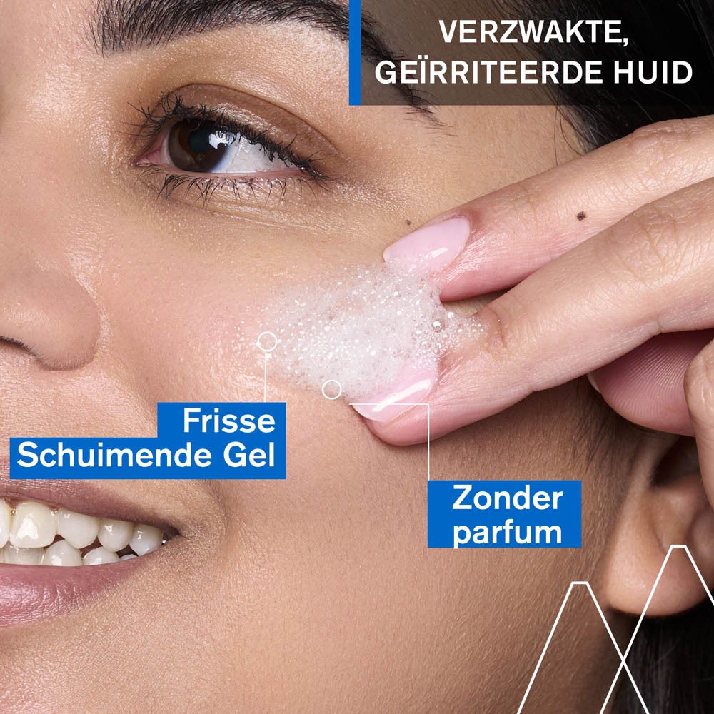 Close-up van een persoon die schuim op de huid aanbrengt. Tekst: Fris schuimgel, zonder parfum.