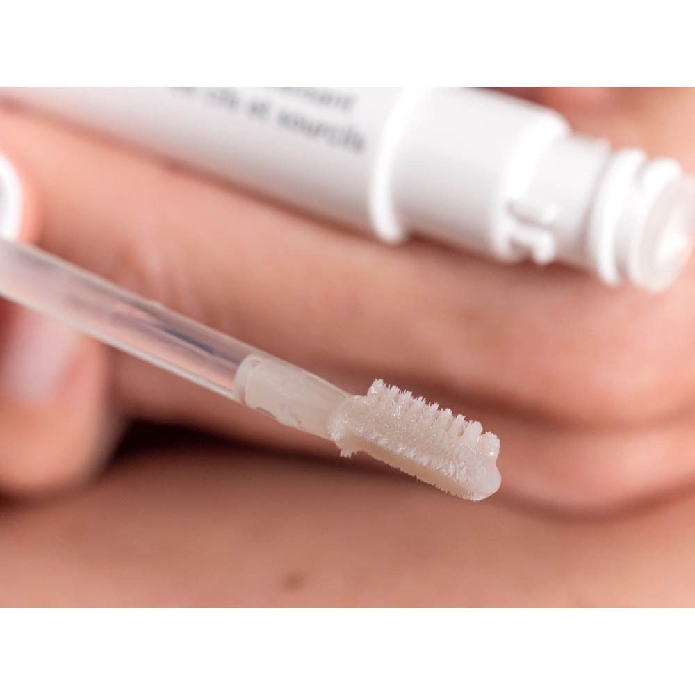 Applicateur avec produit sur les cils. Gros plan.