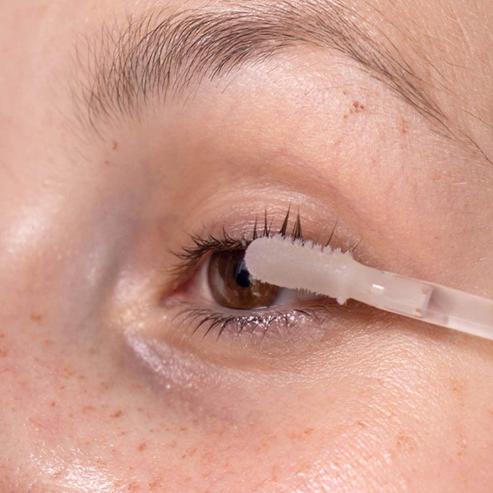Applicateur avec produit sur les sourcils. Gros plan.