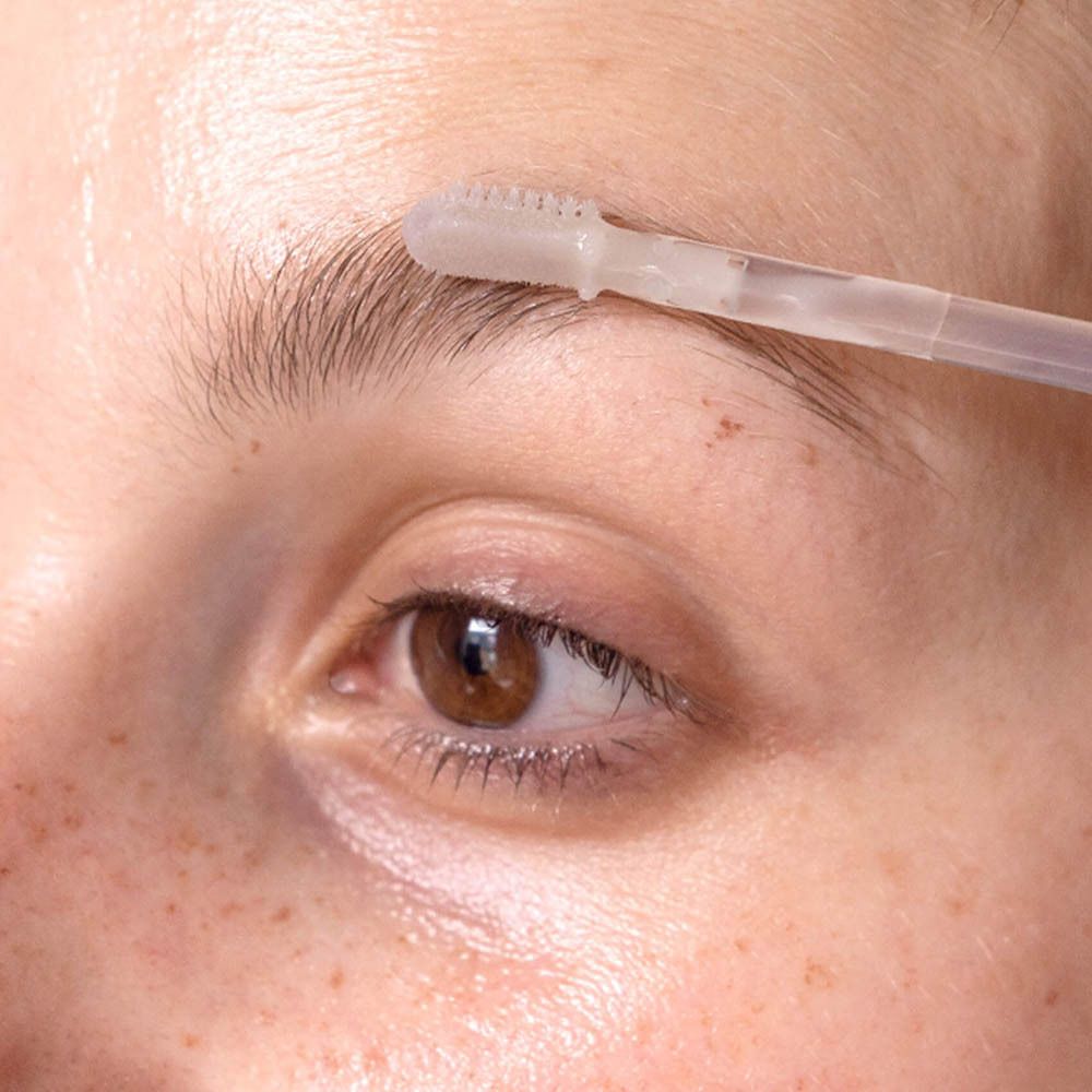 Produit avec applicateur dans les mains. Texte: Le sérum revitalisant pour les cils et sourcils. Logo MÊME.