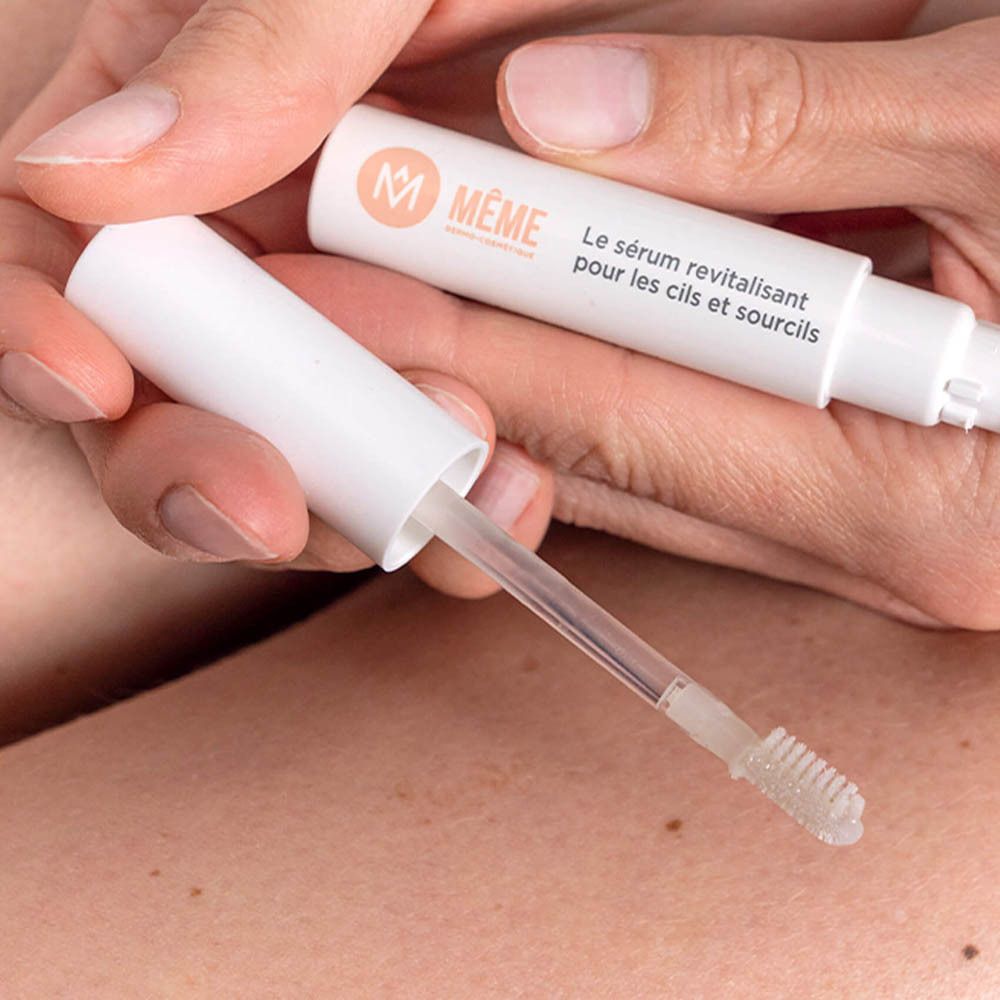 Produit tenu en main. Texte: Le sérum revitalisant pour les cils et sourcils. Logo MÊME.