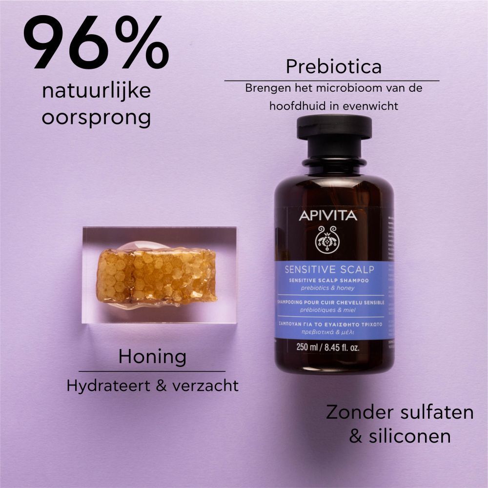 Fles en honingraat. Tekst: APIVITA, Sensitive Scalp Shampoo, 250 ml. 96% natuurlijke oorsprong.