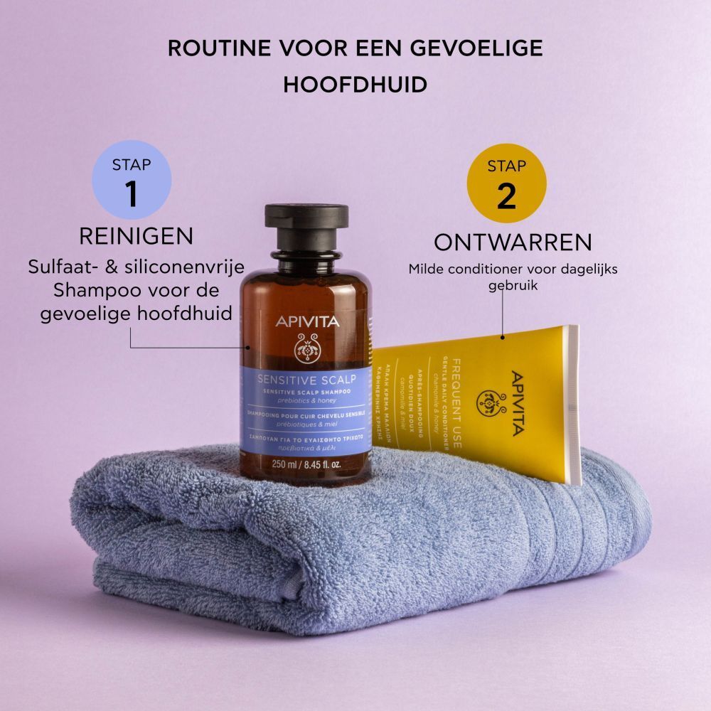 Fles, handdoek en tube. Tekst: APIVITA, Sensitive Scalp Shampoo, 250 ml. Routine voor gevoelige hoofdhuid.