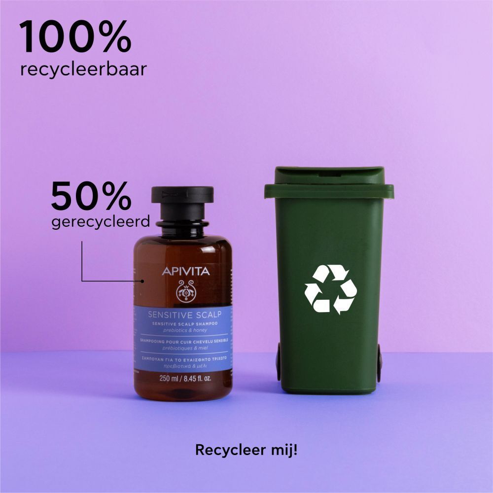 Fles en vuilnisbak. Tekst: APIVITA, Sensitive Scalp Shampoo, 250 ml. 100% recyclebaar, 50% gerecycled.