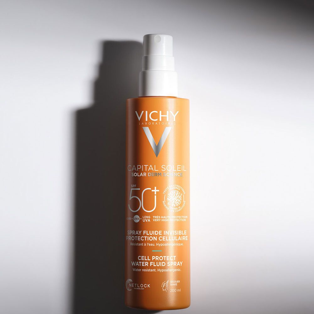 Oranje sprayfles met witte sproeikop. Opschrift: Vichy, Capital Soleil, SPF 50+.