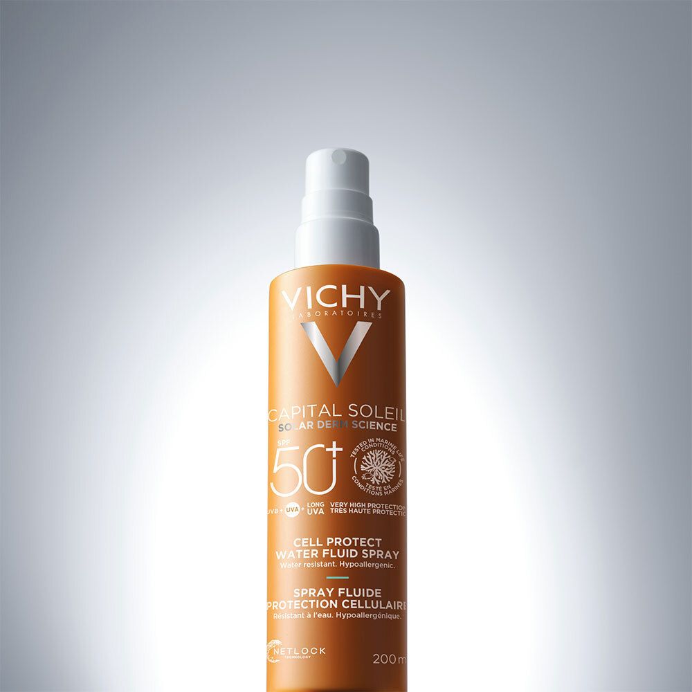 Oranje sprayfles met witte sproeikop. Opschrift: Vichy, Capital Soleil, SPF 50+.