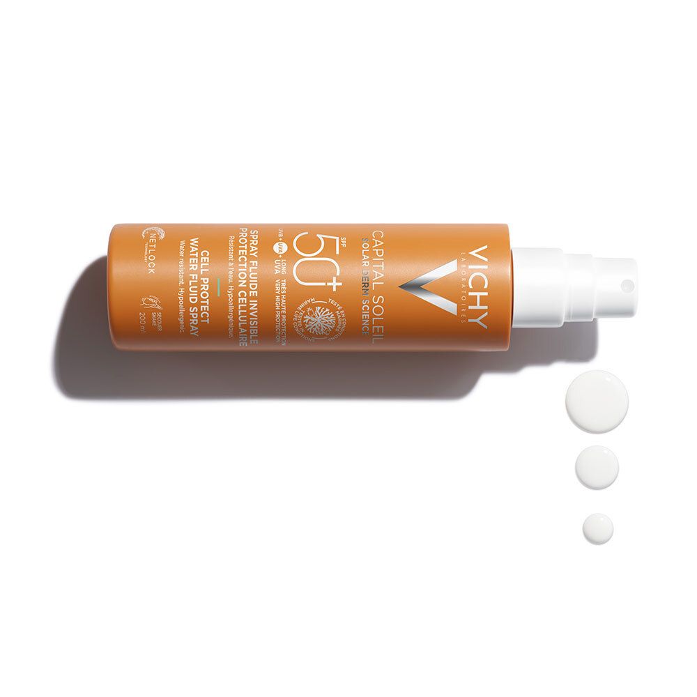 Oranje sprayfles met witte sproeikop. Opschrift: Vichy, Capital Soleil, SPF 50+.