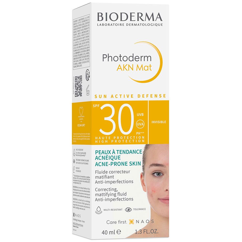 Verpakking met BIODERMA Photoderm AKN Mat SPF30. Geel en wit. 40 ml. Gezicht van een vrouw.