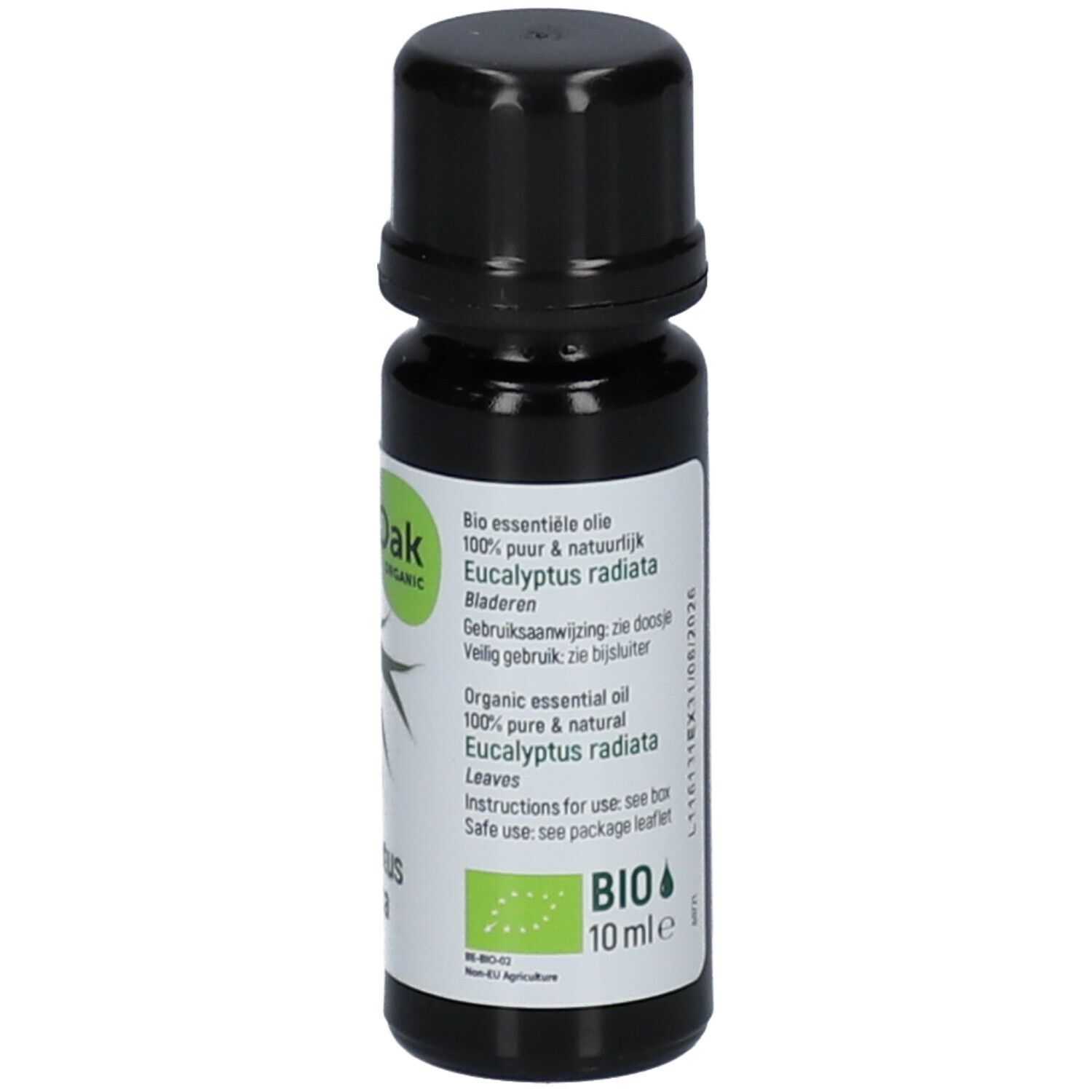 Bruine glazen fles met zwarte dop. Etiket met tekst: Bio essentielle olie, Eucalyptus radiata. Bio-certificering.