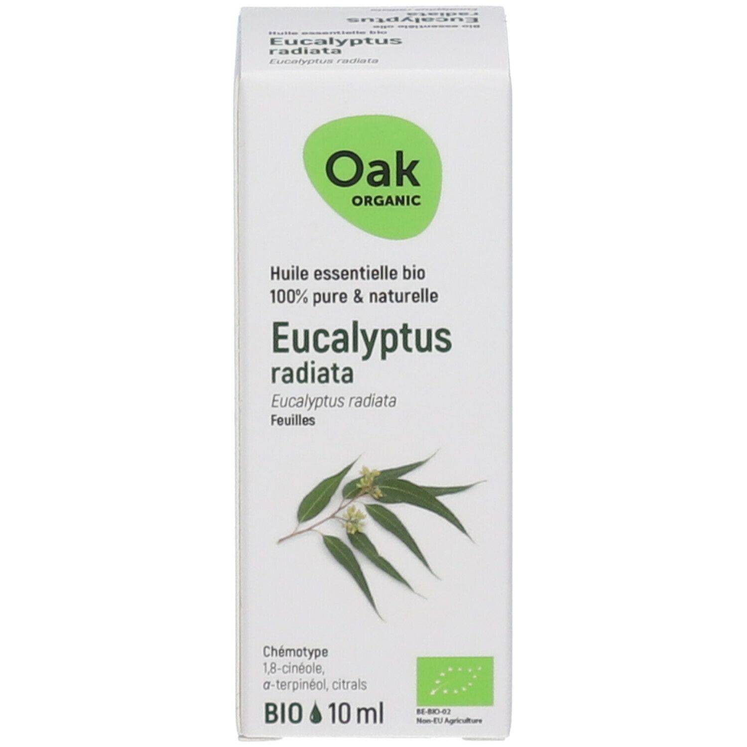 Verpakking met logo en tekst: Huile essentielle bio, Eucalyptus radiata. Fles met zwarte dop, etiket met tekst.