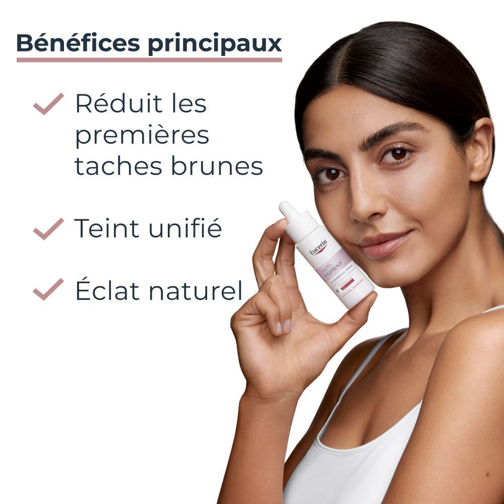 Femme tenant le sérum Eucerin Anti-Pigment. Texte: Réduit les taches brunes, teint unifié.