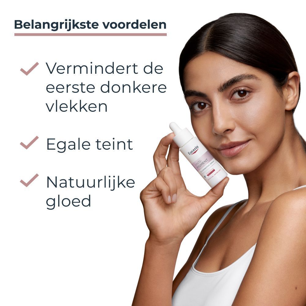 Vrouw houdt Eucerin Anti-Pigment Serum vast. Tekst: Vermindert donkere vlekken, egale teint.