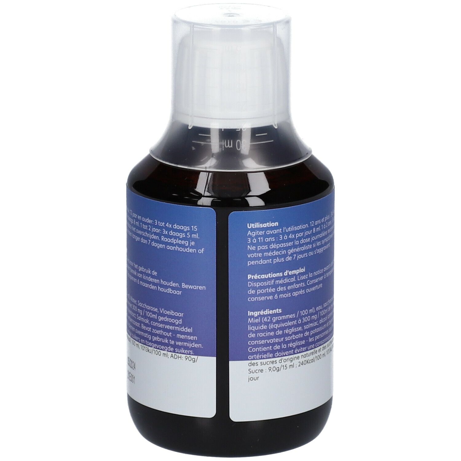 Achterkant van een fles met bruine vloeistof. Blauw etiket met tekst en informatie.