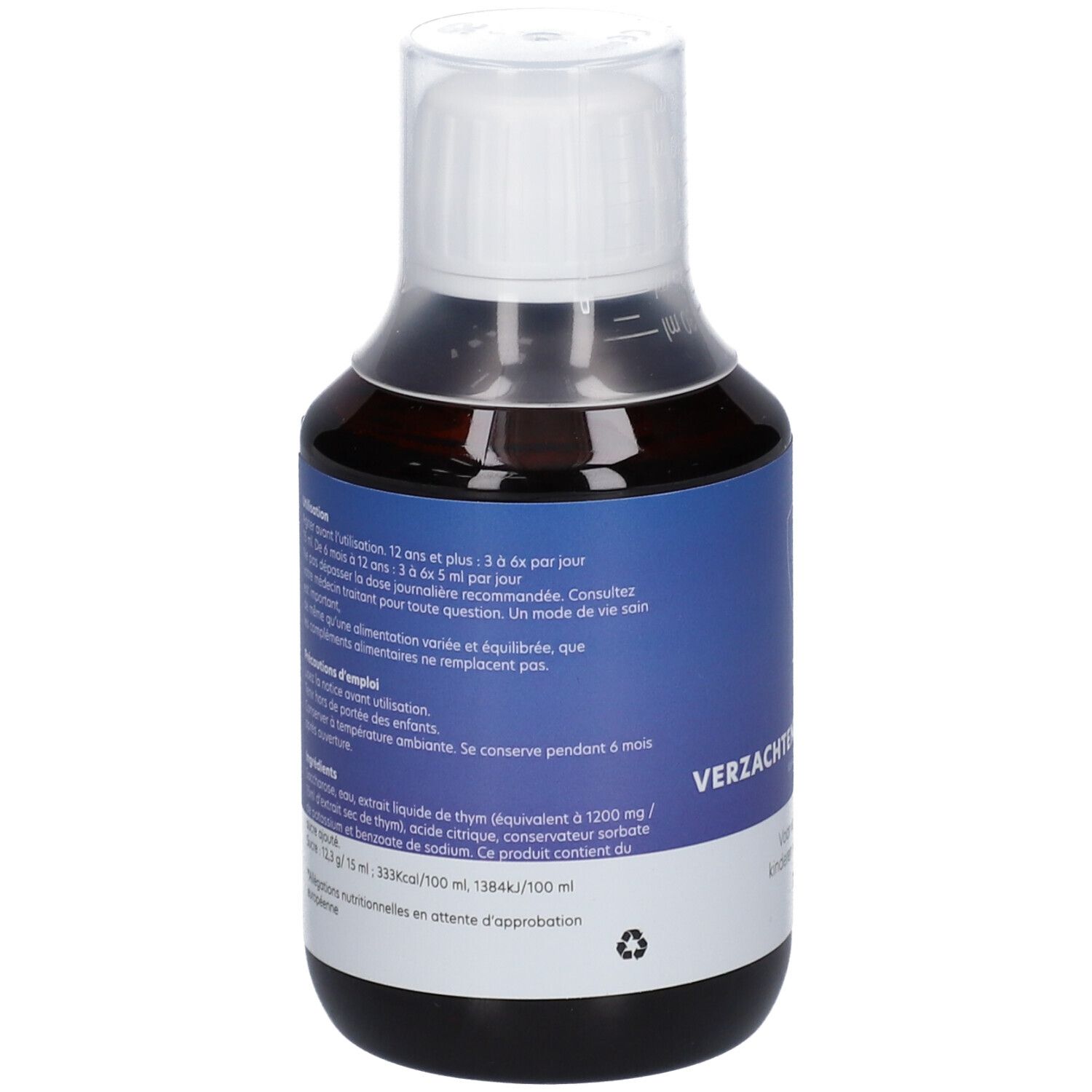 Achterkant van een fles bruine vloeistof. Blauw etiket met tekst. Bevat informatie over gebruik en ingrediënten.