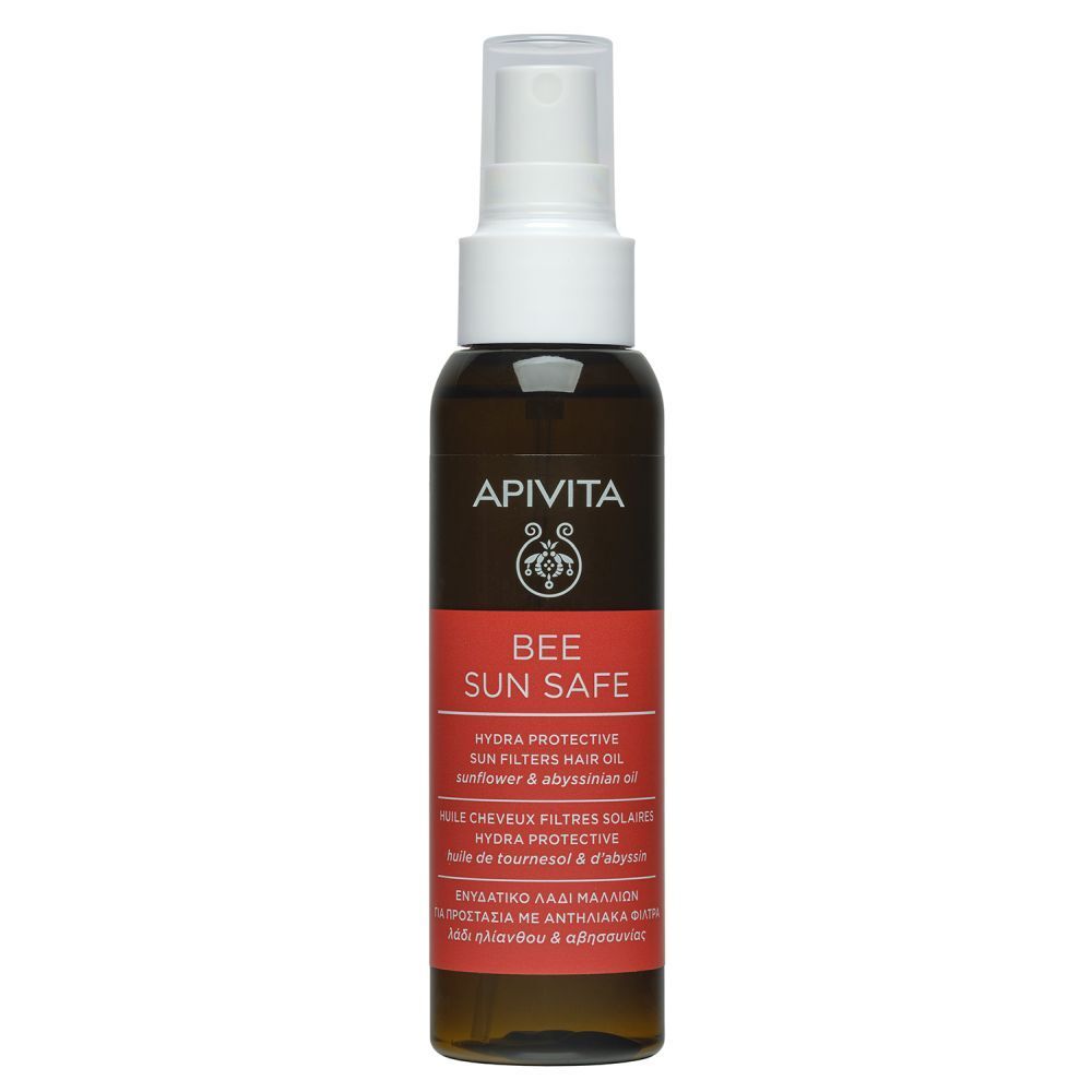 Bruine fles met verstuiver. Rode sticker met tekst. Merk: Apivita. Product: Bee Sun Safe Hair Oil.