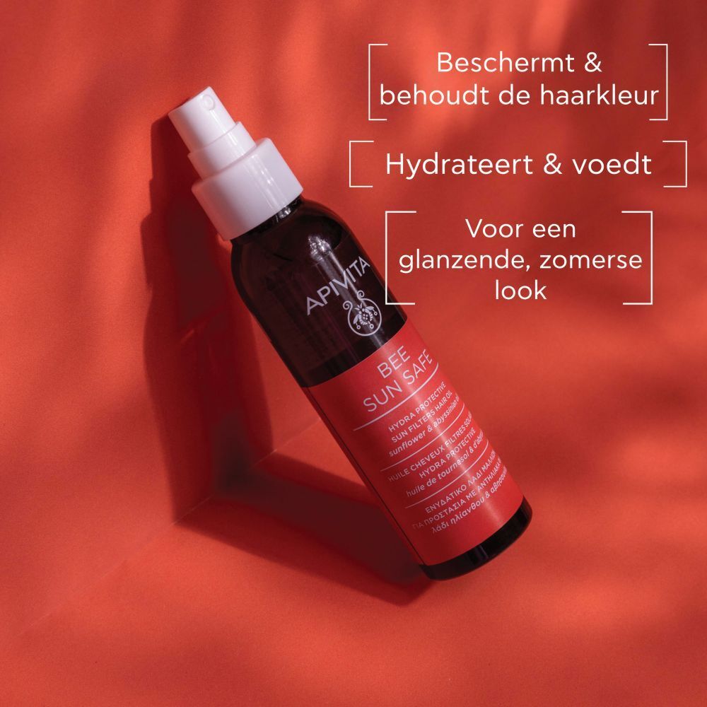Productfles op rode achtergrond. Tekstvakken met productvoordelen. Merk: Apivita.