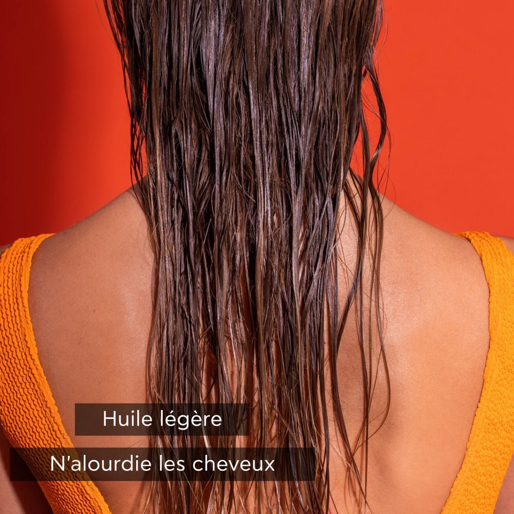 Dos d'une personne avec de longs cheveux mouillés. Texte : Huile légère, n'alourdit pas les cheveux.