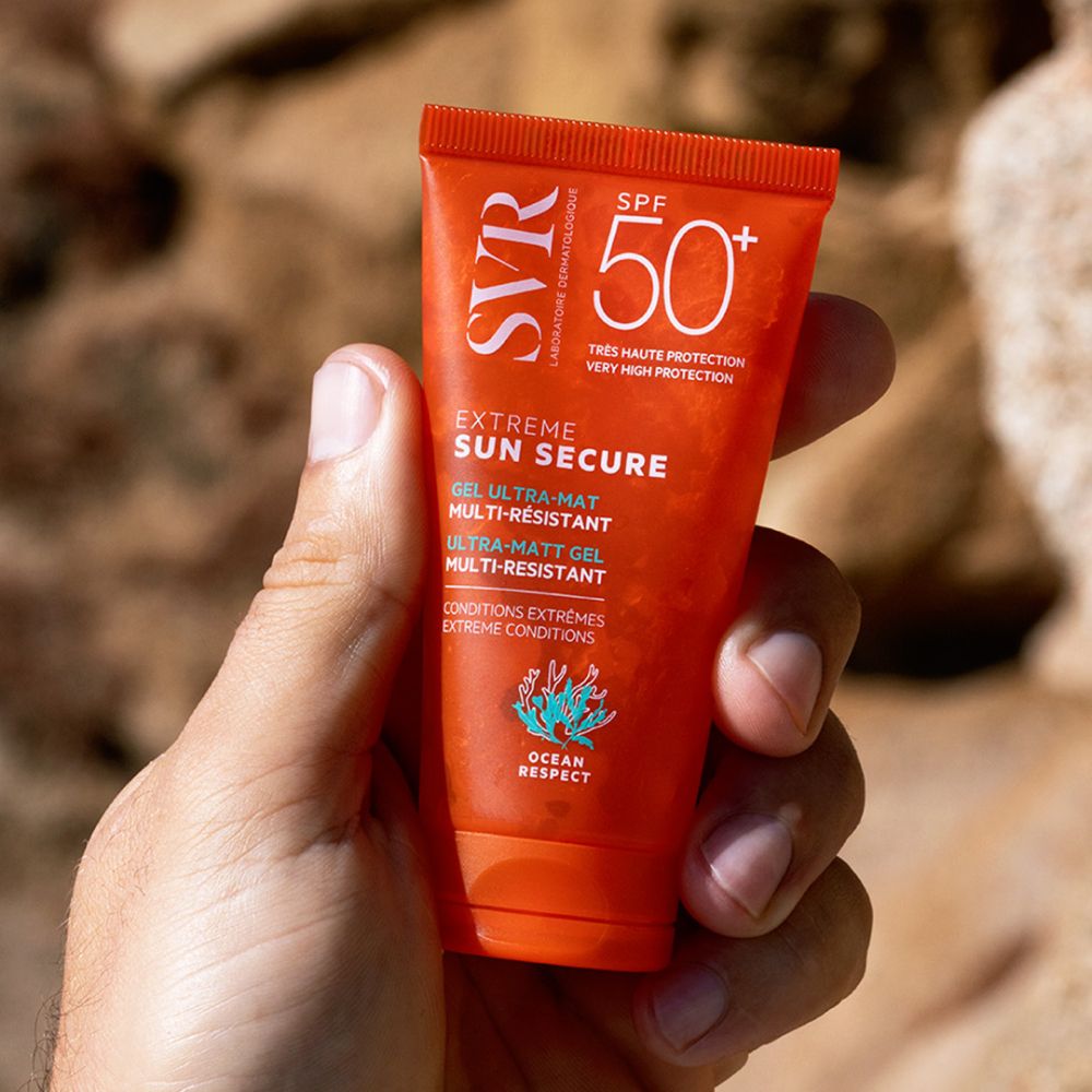 Main tenant un tube orange. Logo SVR, SPF 50+, Extreme Sun Secure, Gel Ultra-Mat.